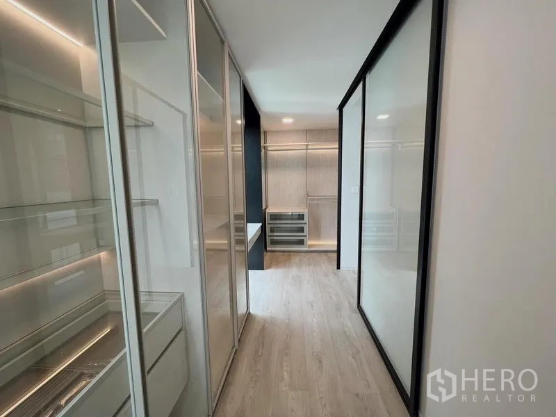 Detached House for rent or sale in Saphan Sung, Bangkok - Custom built-in dressing room with illuminated closets and drawers.
