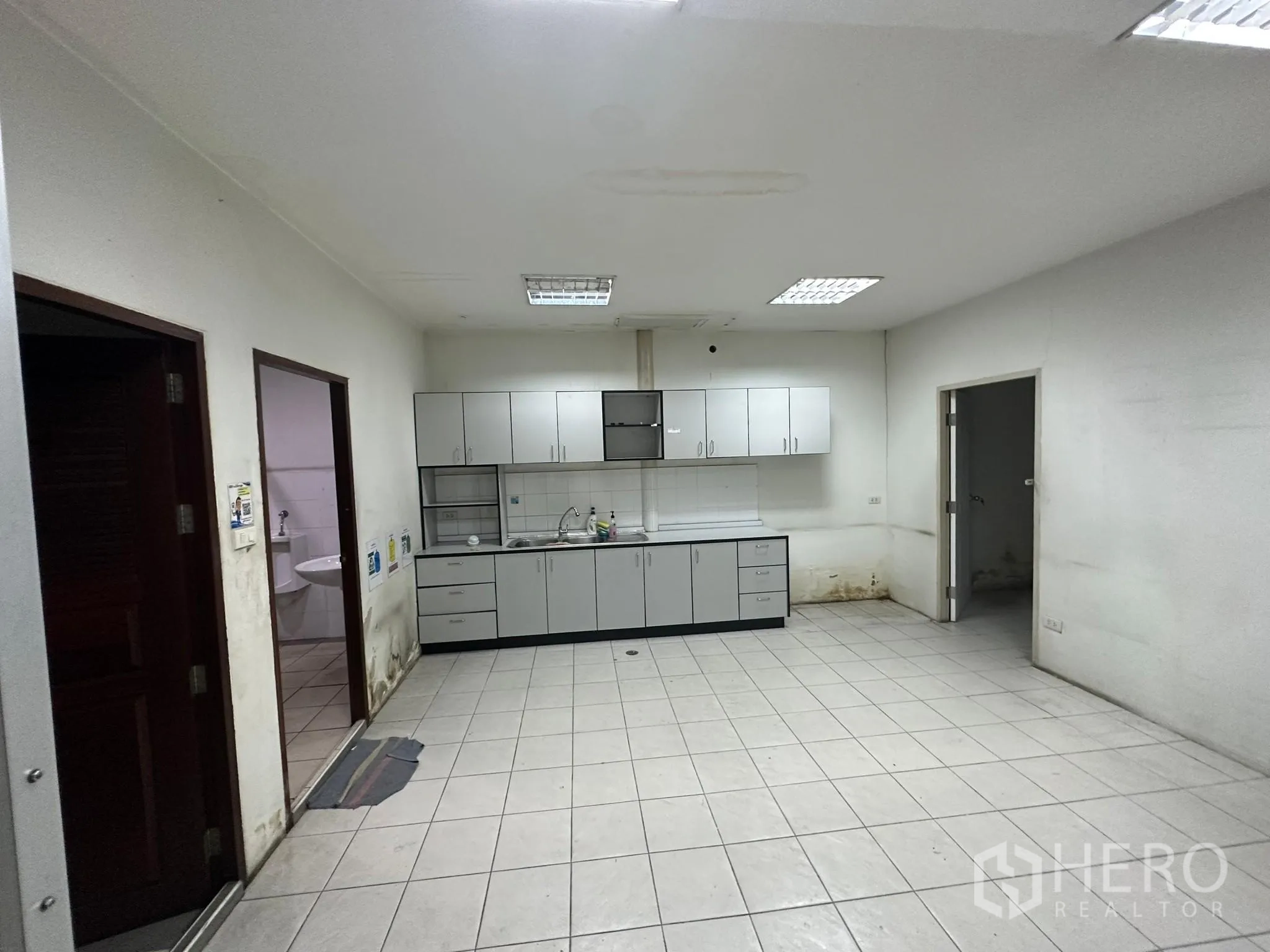 货栈 出租在Huai Khwang, Bangkok - 茶水间，内置橱柜、水槽与瓷砖地面。
