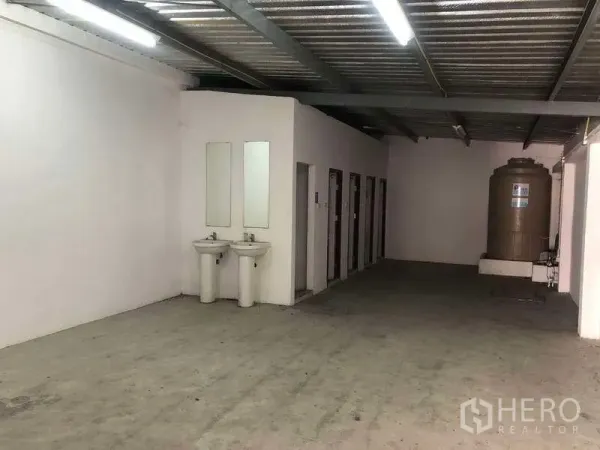 工厂 出租或出售在Samut Prakan - 后勤区配多间卫浴、双洗手盆及储水罐。