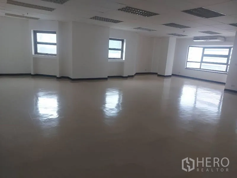办公空间 出租在Pathum Wan, Bangkok - 转角开放式办公区，亮面地坪与多扇采光窗