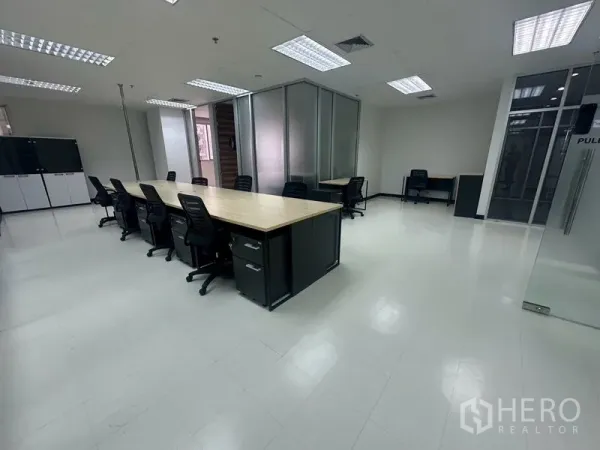 สำนักงาน ให้เช่า - พื้นที่สำนักงานกว้าง โต๊ะไม้ยาว ตู้เก็บของ และไฟฝ้าตาราง