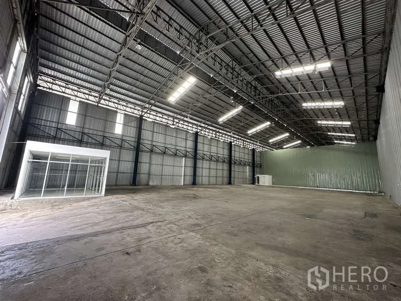 货栈 出租在Pak Kret, Nonthaburi - 宽敞仓库地面，明亮LED灯，侧边办公室模块。