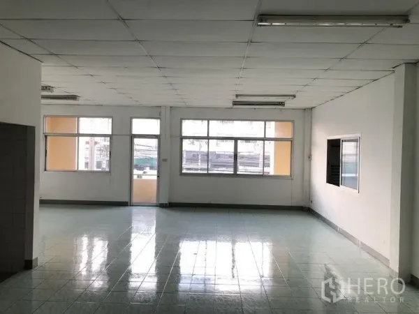 工厂 出租在Pathum Thani - 二层办公室采光充足，大窗户与亮面瓷砖地面。