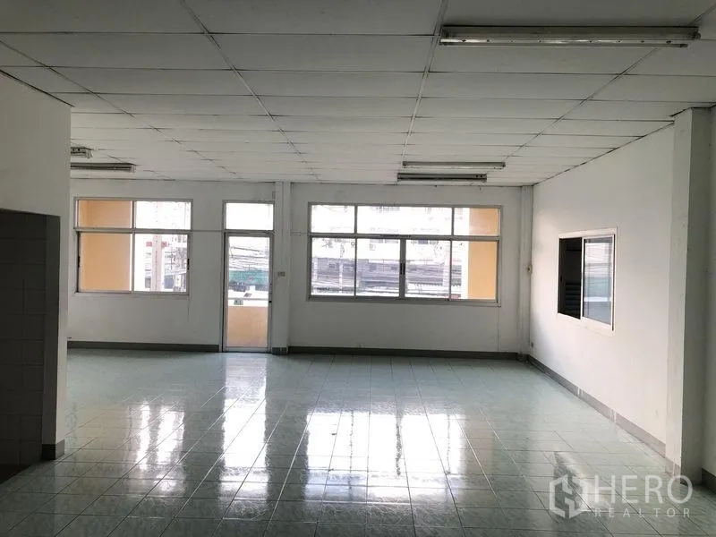 工厂 出租在Pathum Thani - 二层办公室采光充足，大窗户与亮面瓷砖地面。