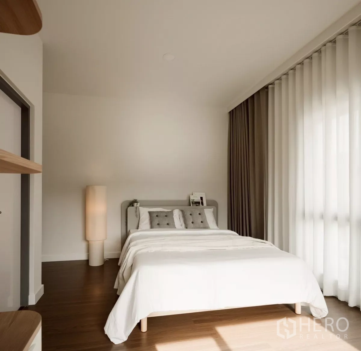 บ้าน ให้เช่าในBang Phli, Samut Prakan - ห้องนอนแขกมินิมอล ชุดเครื่องนอนสีขาว ผ้าม่านทึบโปร่ง