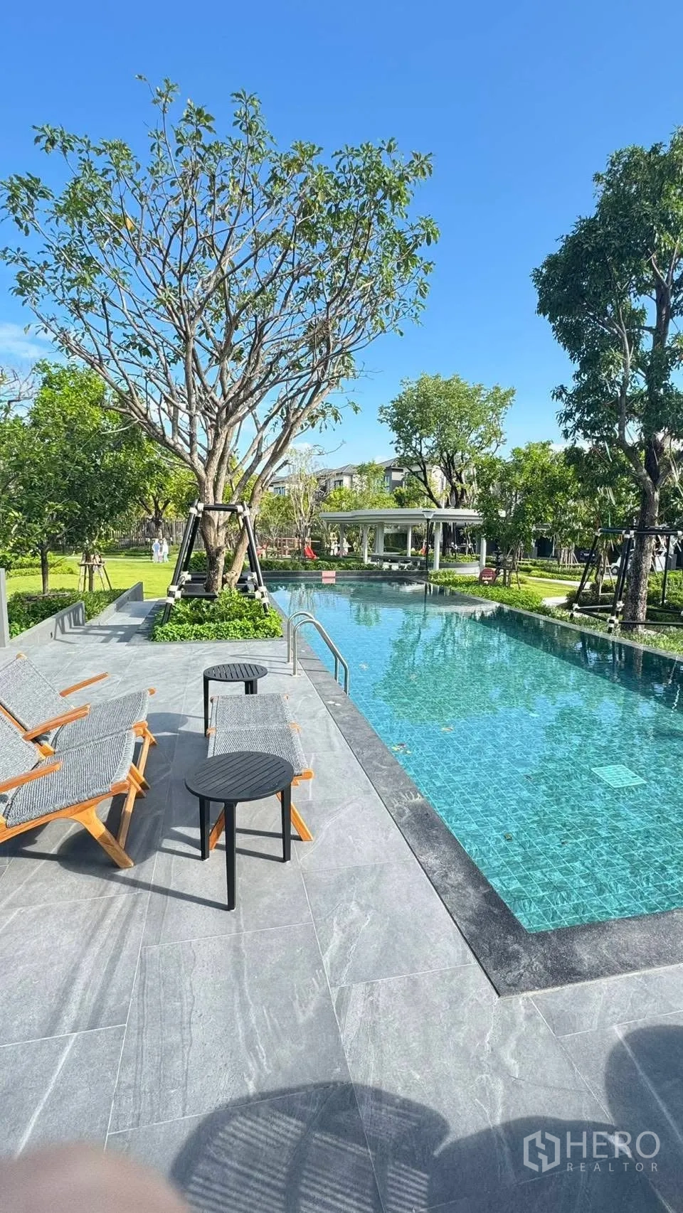 ทาวน์เฮาส์ for rent in Bang Phli, Samut Prakan - สระว่ายน้ำส่วนกลางพร้อมเตียงอาบแดด รายล้อมด้วยต้นไม้