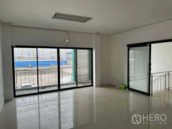 工厂 出租或出售在Bang Phli, Samut Prakan - 采光充足的二层办公室，超大玻璃推拉门通向阳台