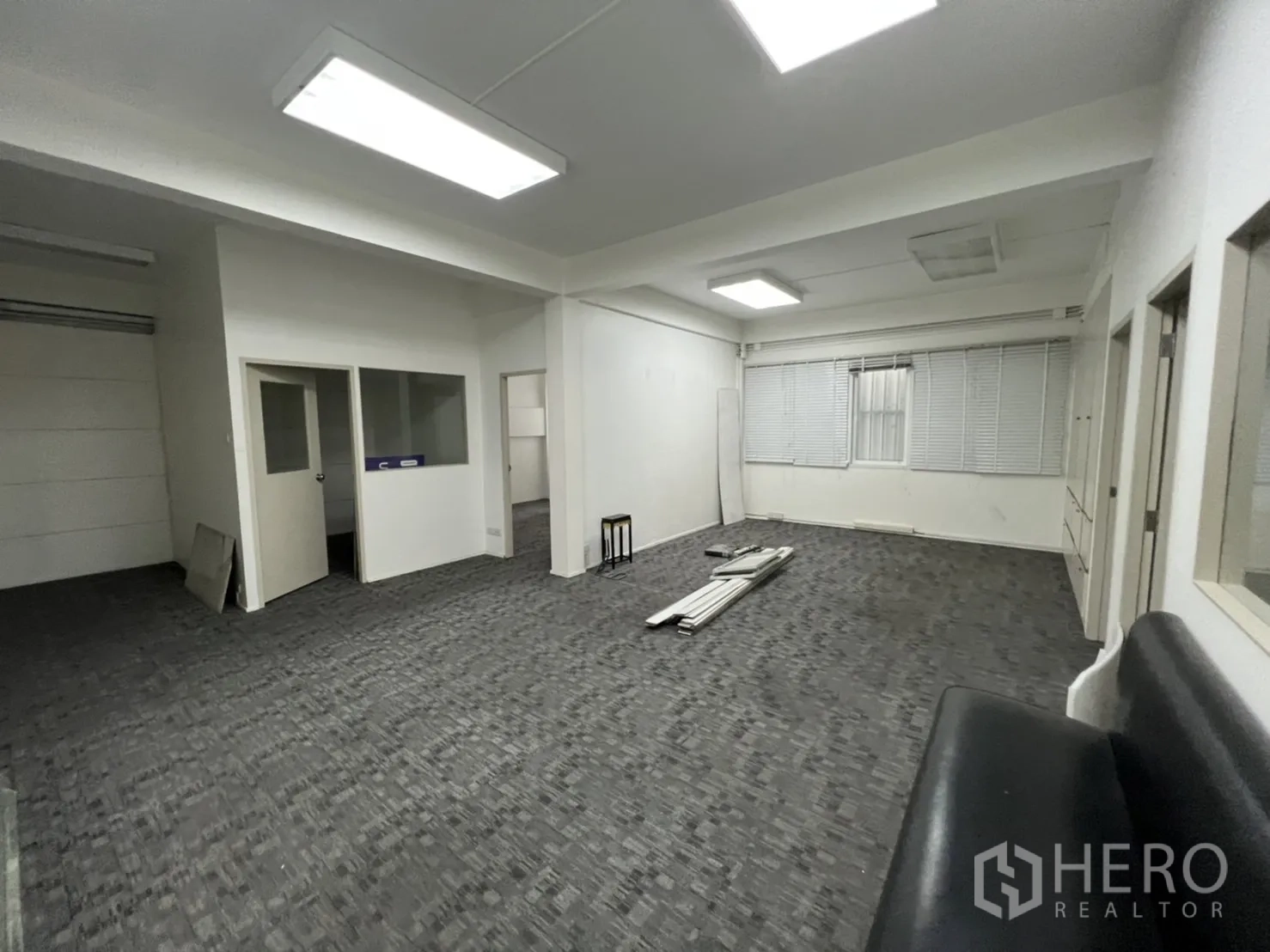 Shophouse for rent or sale in Watthana, Bangkok - Bright office room with carpet tiles, windows and built-in storage.