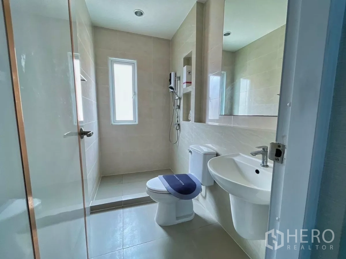 Detached House for rent in Bang Khen, Bangkok - Second bathroom with separate shower zone, window and clean tiling.
