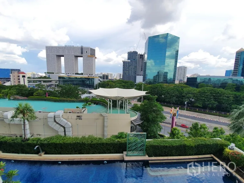 Condominium for rent in Chatuchak, Bangkok - High-floor outlook to the condominium swimming pool, landscaped podium and modern office towers.