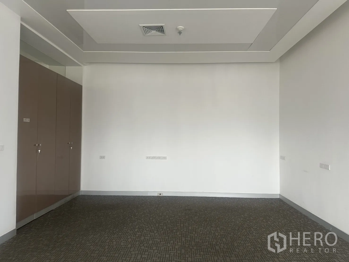 办公室 for rent in Khlong Toei, Bangkok - 独立办公室，铺地毯，天花设空调出风口与高柜。