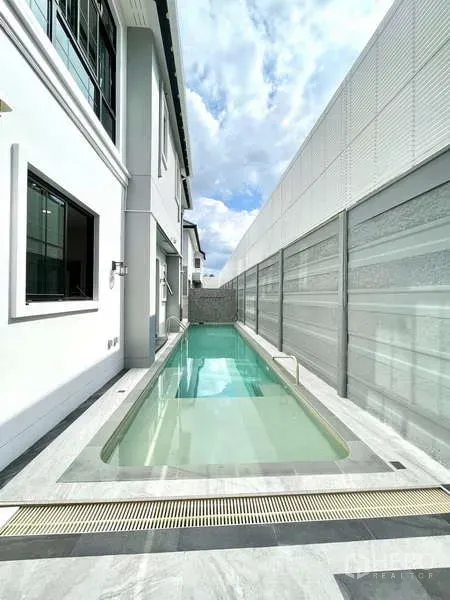 บ้าน ขายในThawi Watthana, Bangkok - สระว่ายน้ำส่วนตัวแบบแคบยาวริมตัวบ้าน พร้อมผนังบังสายตา
