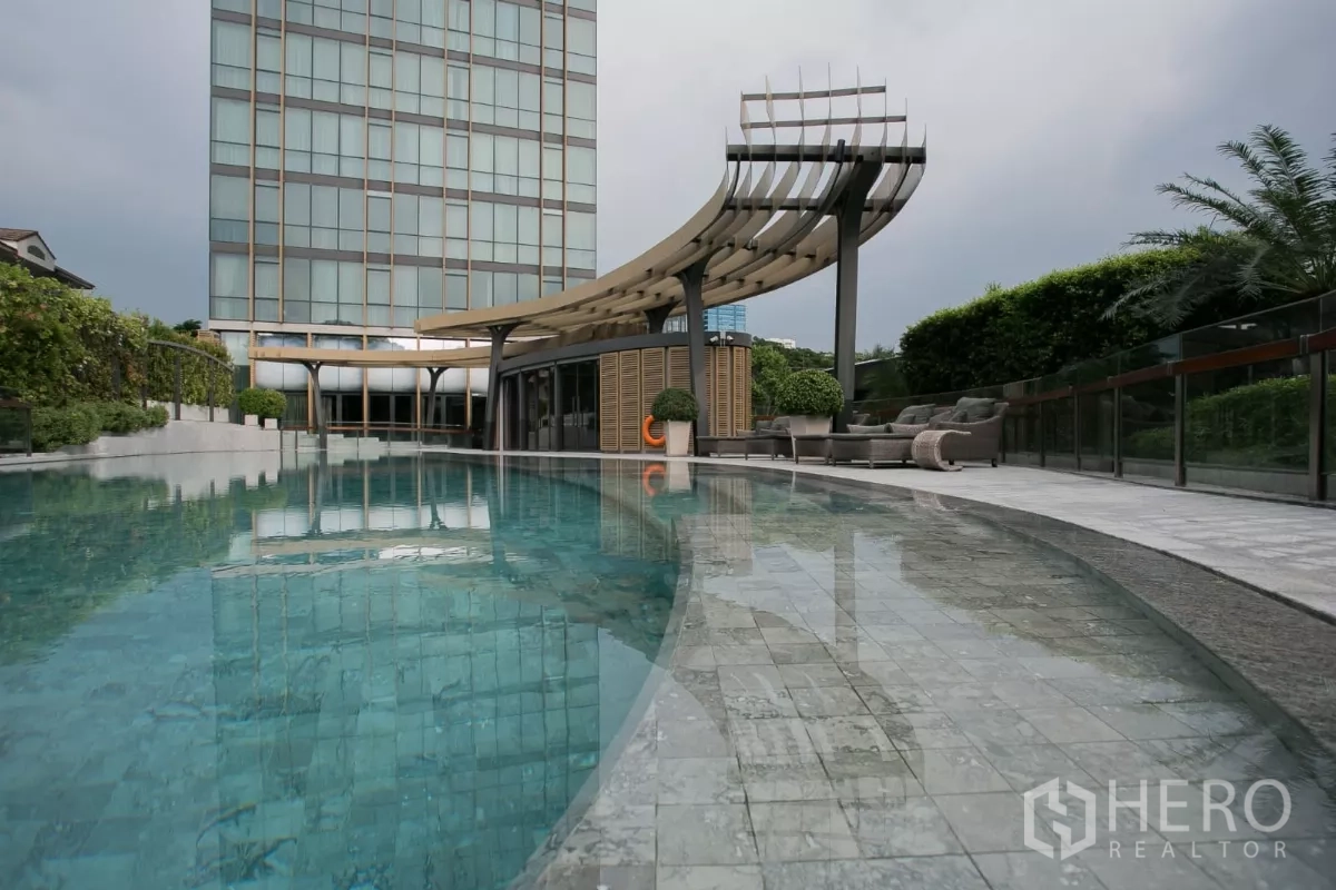 คอนโด ให้เช่าในWatthana, Bangkok - สระว่ายน้ำกลางแจ้งพร้อมทางเดินโค้ง เพอร์โกล่า และแนวไม้พุ่ม