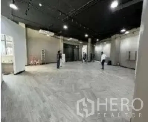办公空间 出租在Khlong Toei, Bangkok - 宽敞办公楼层，现代照明与木纹地砖。