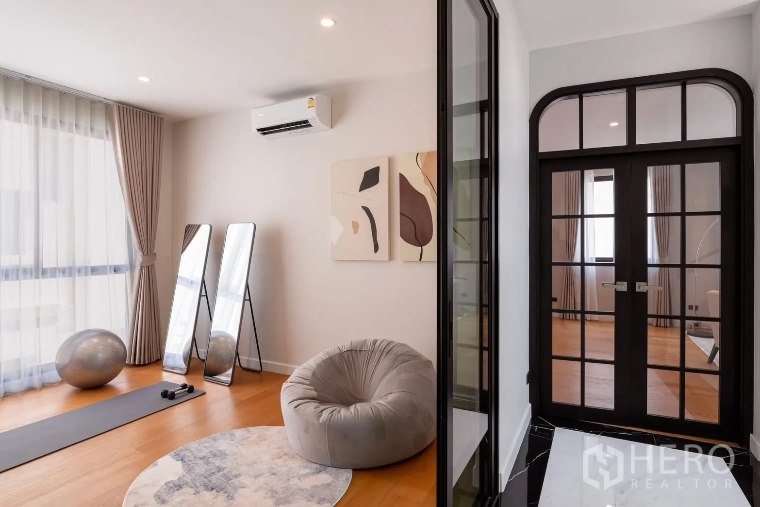 Detached House for rent or sale in Saphan Sung, Bangkok - Home fitness or yoga room with mat, mirrors and an exercise ball.