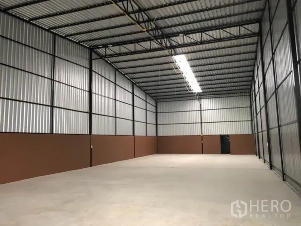货栈 出租在Khlong Luang, Pathum Thani - 开放式仓库大厅，挑高、钢结构与抛光混凝土地面。