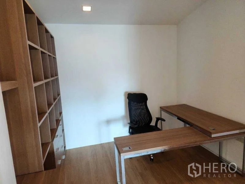 公寓 出租在Phaya Thai, Bangkok - 独立书房，L 形书桌与通顶书架。