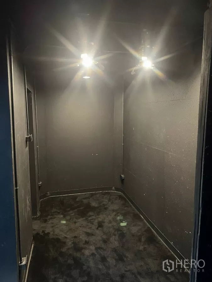 带办公室的家 出租在Wang Thonglang, Bangkok - 小型声学录音间，深色地毯与顶灯。