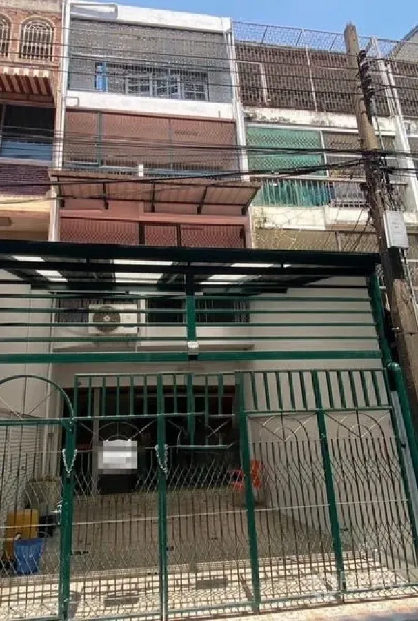 Home Office for rent in Khlong Toei, Bangkok - Multi-storey shophouse-style home office exterior with green metal gate, covered entrance canopy, and street-front facade.
