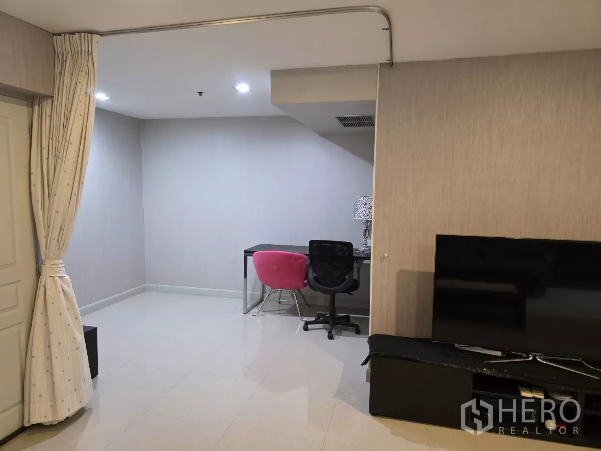 公寓 出租在Khlong Toei, Bangkok - 客厅旁的多功能书房角，设书桌与帘幕分隔。