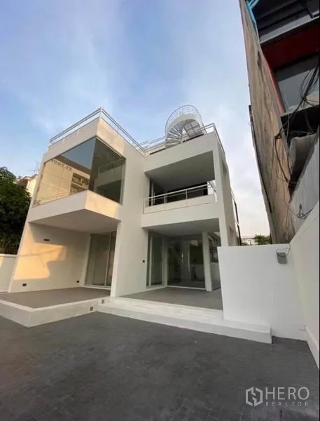 带办公室的家 出租在Yan Nawa, Bangkok - 现代白色三层居住式办公楼外观，落地玻璃与阳台