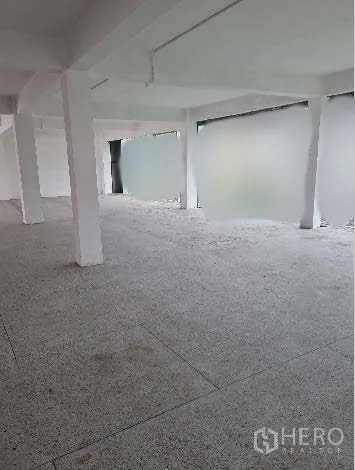 Office Space for rent in Khlong Toei, Bangkok - Bright shell office space with white beams, frosted window panels, and spacious open layout ready for fit-out.