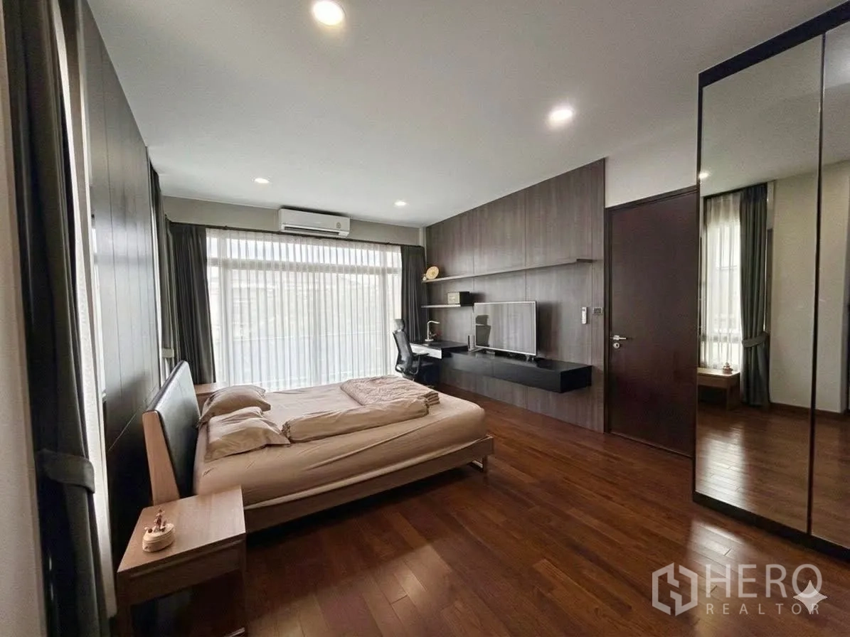 บ้านเดี่ยว for rent in Bang Phli, Samut Prakan - ห้องนอนกว้างมีเตียง ผนังทีวี และหน้าต่างสูงเต็มผนัง