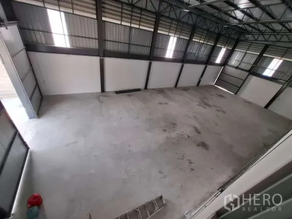 คลังสินค้า ให้เช่าหรือขายในBang Phli, Samut Prakan - พื้นที่โกดังโล่งเพดานสูงมีช่องแสง มองจากชั้นลอย