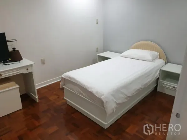 คอนโด ให้เช่าในWatthana, Bangkok - ห้องนอนเล็กเตียงเดี่ยว โต๊ะข้างเตียง โต๊ะทำงาน และพื้นปาร์เกต์