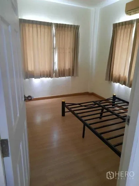 带办公室的家 出租在Watthana, Bangkok - 小卧室，金属床架与充足采光的窗户。
