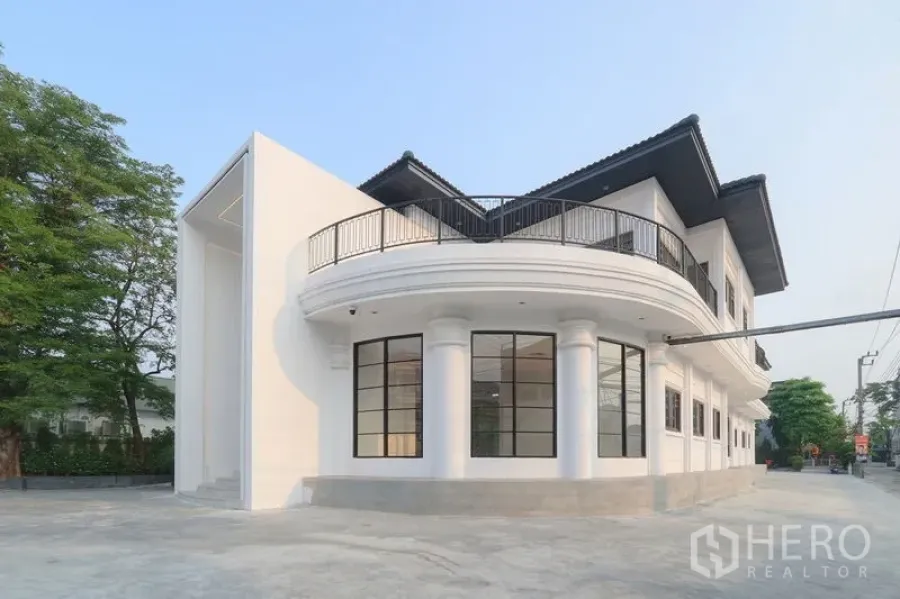 办公空间 出租在Bang Na, Bangkok - 建筑转角弧形立面，圆柱与落地窗，环绕阳台及绿植。