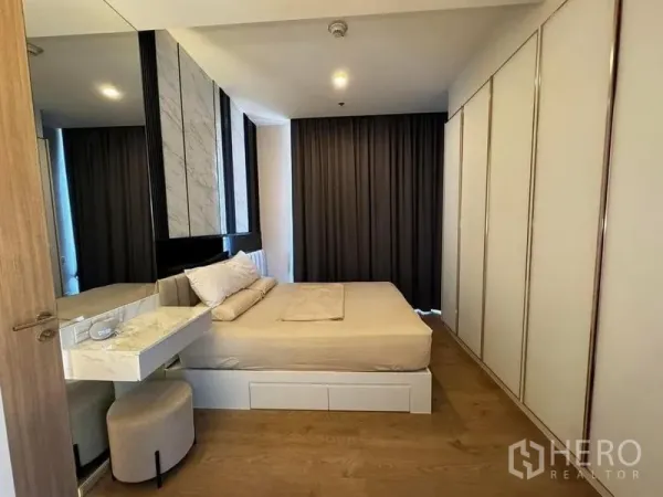 公寓 出租在Watthana, Bangkok - 温馨卧室，内置衣柜、大理石床头与遮光窗帘。