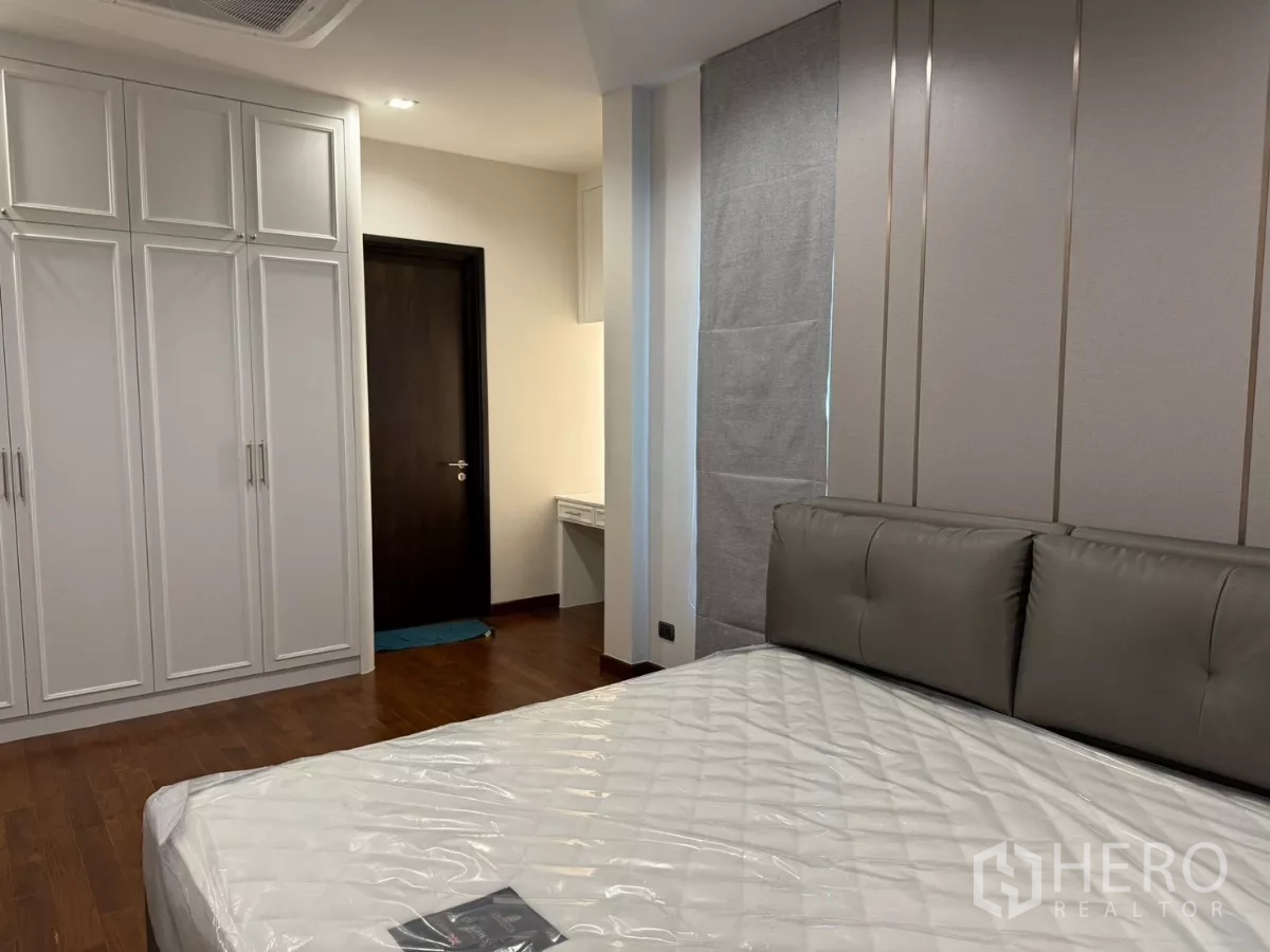 Detached House for rent in Bang Phli, Samut Prakan - Master bedroom view with upholstered bed and full-height wardrobes