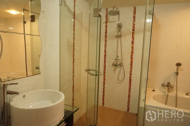 คอนโด ให้เช่าในWatthana, Bangkok - ห้องน้ำพร้อมตู้ชาวเวอร์กระจก ฝักบัวเรนชาวเวอร์ และอ่างอาบน้ำบิลท์อิน
