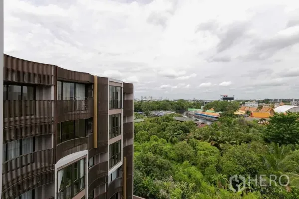 คอนโด ขายในWatthana, Bangkok - อาคารคอนโดโลว์ไรส์สมัยใหม่พร้อมระเบียงโค้ง มองเห็นวิวสวนเขียวและสกายไลน์ในเขตวัฒนา กรุงเทพฯ