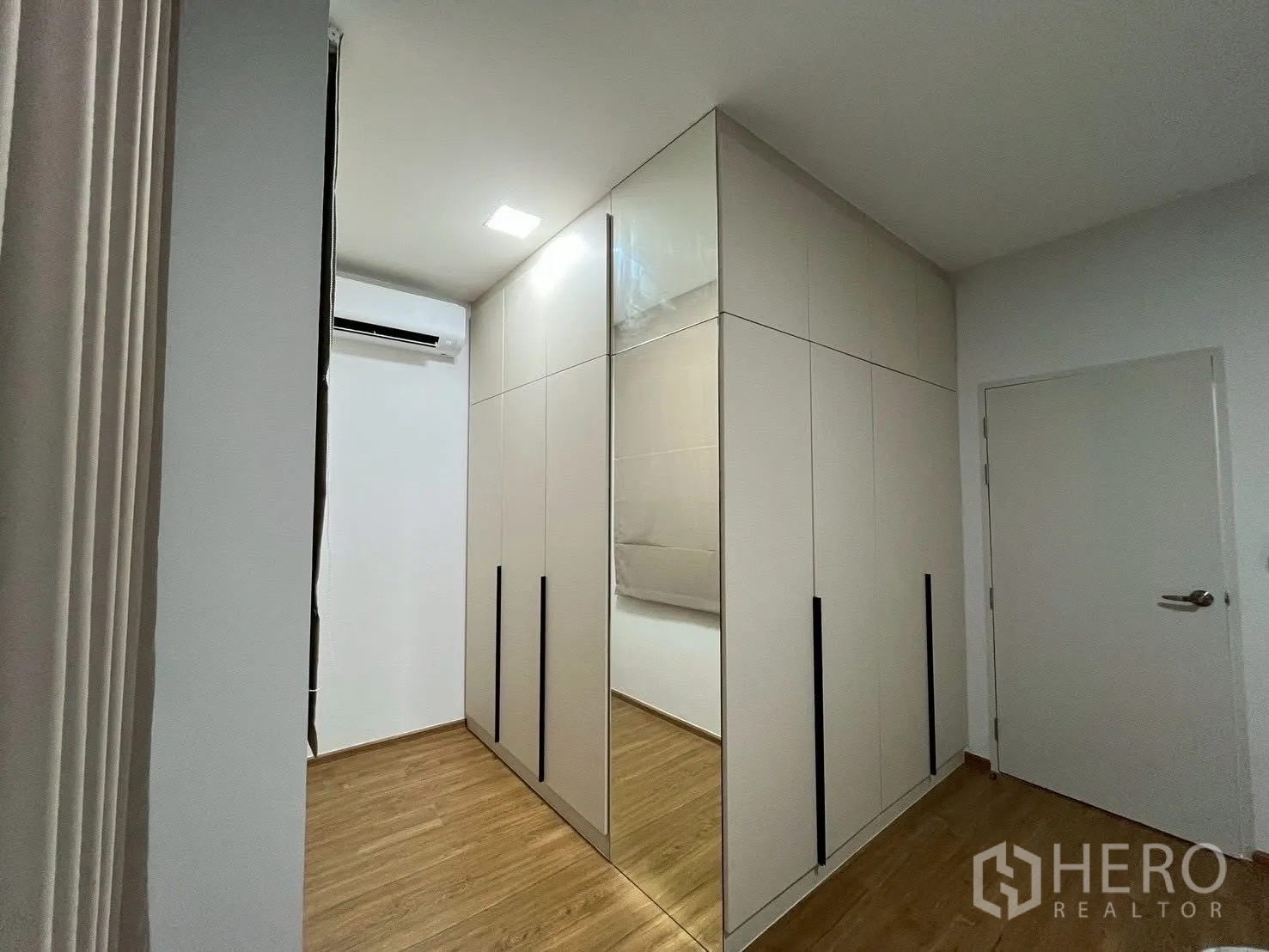 ทาวน์เฮาส์ for rent in Bang Phli, Samut Prakan - มุมโถงพร้อมตู้เสื้อผ้าบิลท์อินเต็มผนังและบานกระจกเงา.