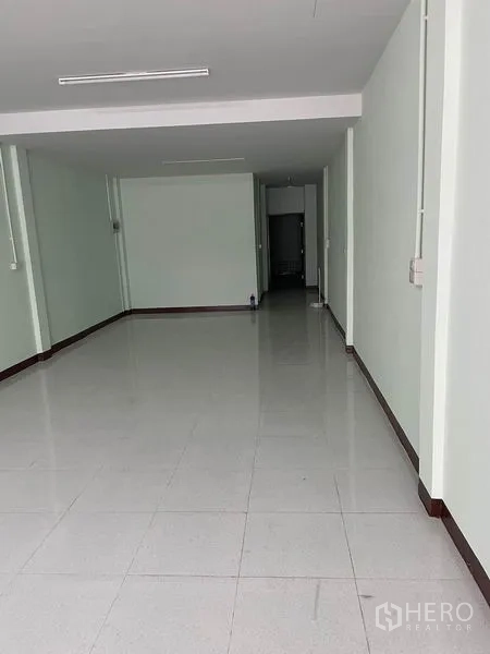 店屋 出租在Phaya Thai, Bangkok - 一层开放式店面空间，白色地砖，进深宽敞。