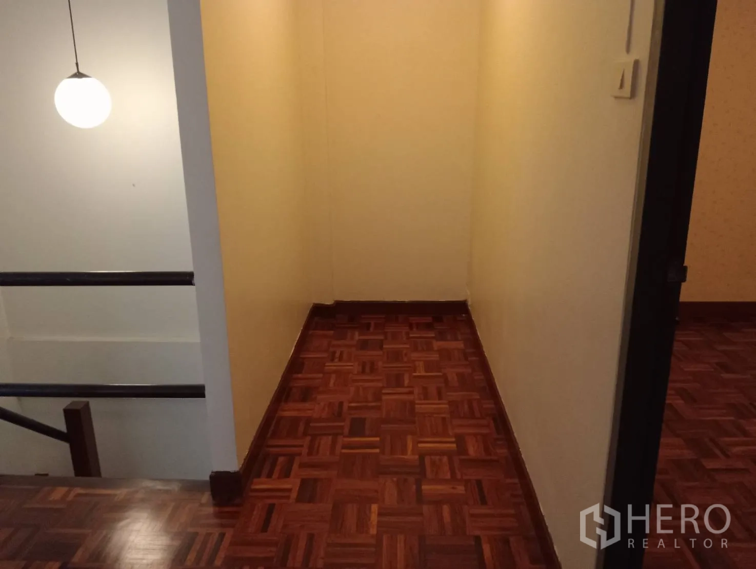 带办公室的家 出租在Khlong Toei, Bangkok - 二层走廊与楼梯平台，吊灯与拼花地板
