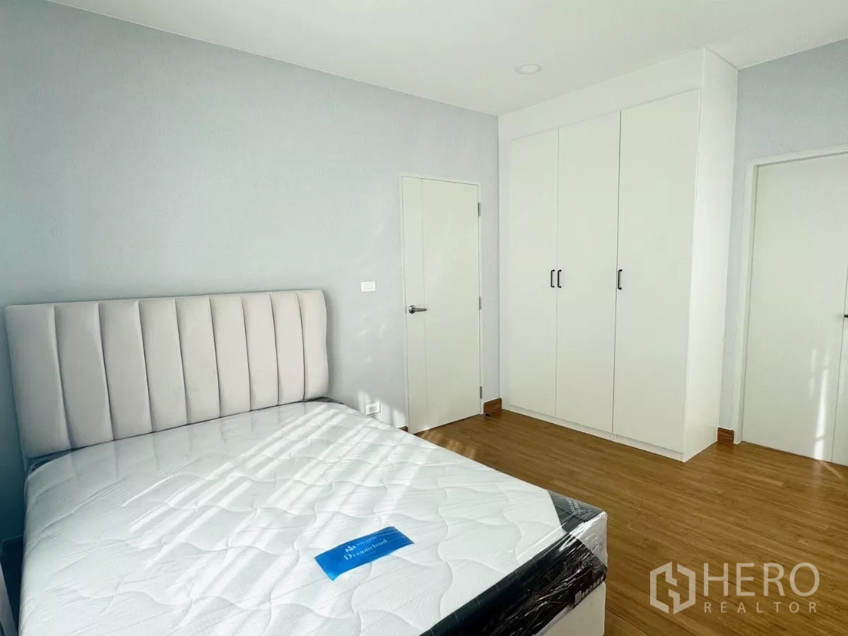 Detached House for rent or sale in Bang Phli, Samut Prakan - Third bedroom with built-in closet and natural light.