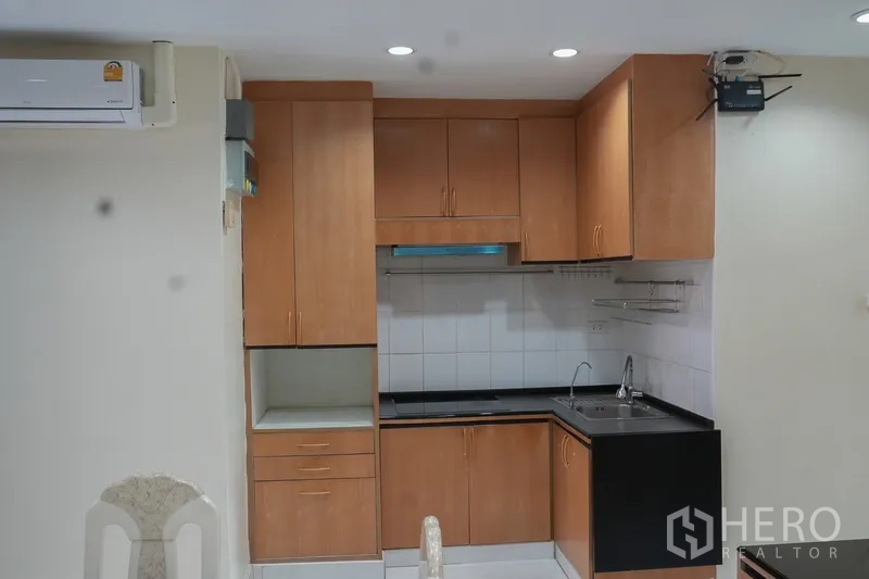 สำนักงานที่บ้าน ให้เช่า - ครัวขนาดกะทัดรัด ตู้ไม้เต็มผนัง ผนังกระเบื้อง เตาและอ่างล้างจาน