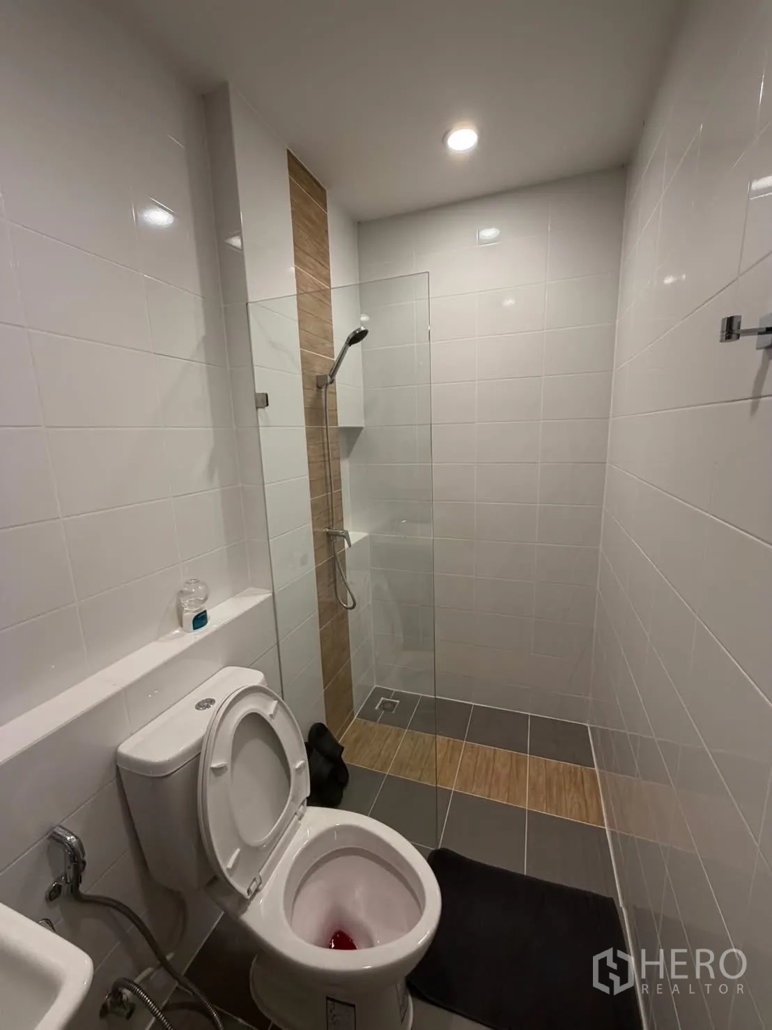 联排别墅 for rent in Bang Phli, Samut Prakan - 卫生间设步入式淋浴房，玻璃隔屏，灰色加木纹地砖与坐便。