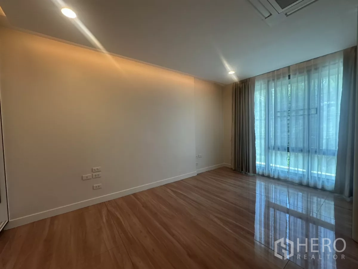 联排别墅 出租在Watthana, Bangkok - 卧室一角，纱帘与高窗引入自然采光。