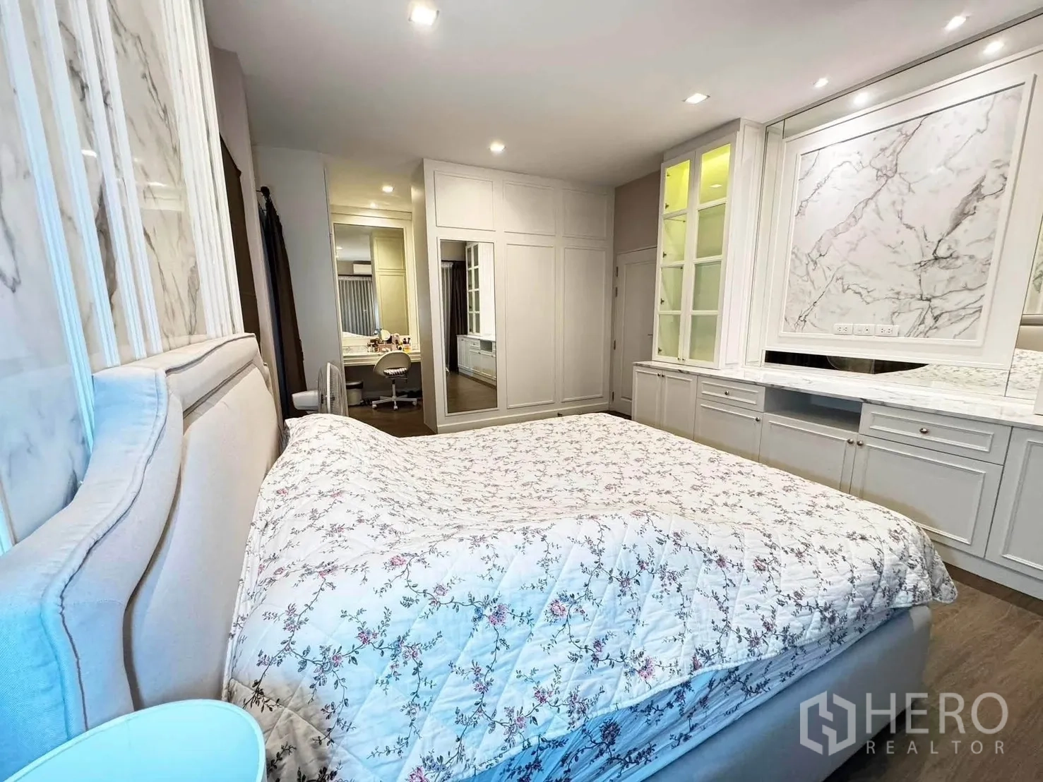 Detached House for rent in Saphan Sung, Bangkok - Master bedroom with marble feature wall, built-in cabinetry, and soft lighting.