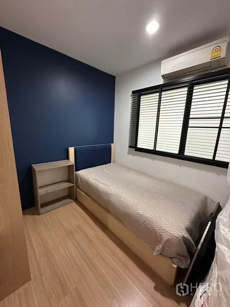 联排别墅 出售在Wang Thonglang, Bangkok - 温馨单人卧室，配百叶窗与空调。