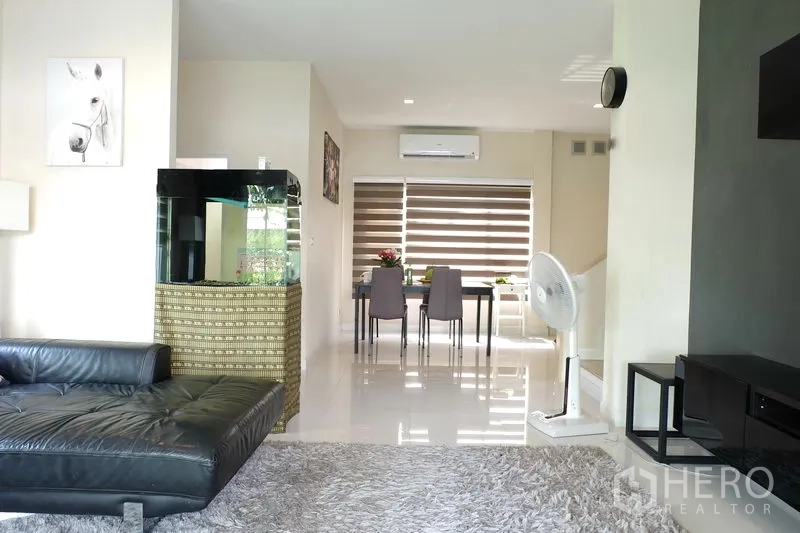 บ้าน ขายในMin Buri, Bangkok - โถงนั่งเล่นเชื่อมต่อพื้นที่รับประทานอาหาร พื้นเงางาม และเครื่องปรับอากาศ