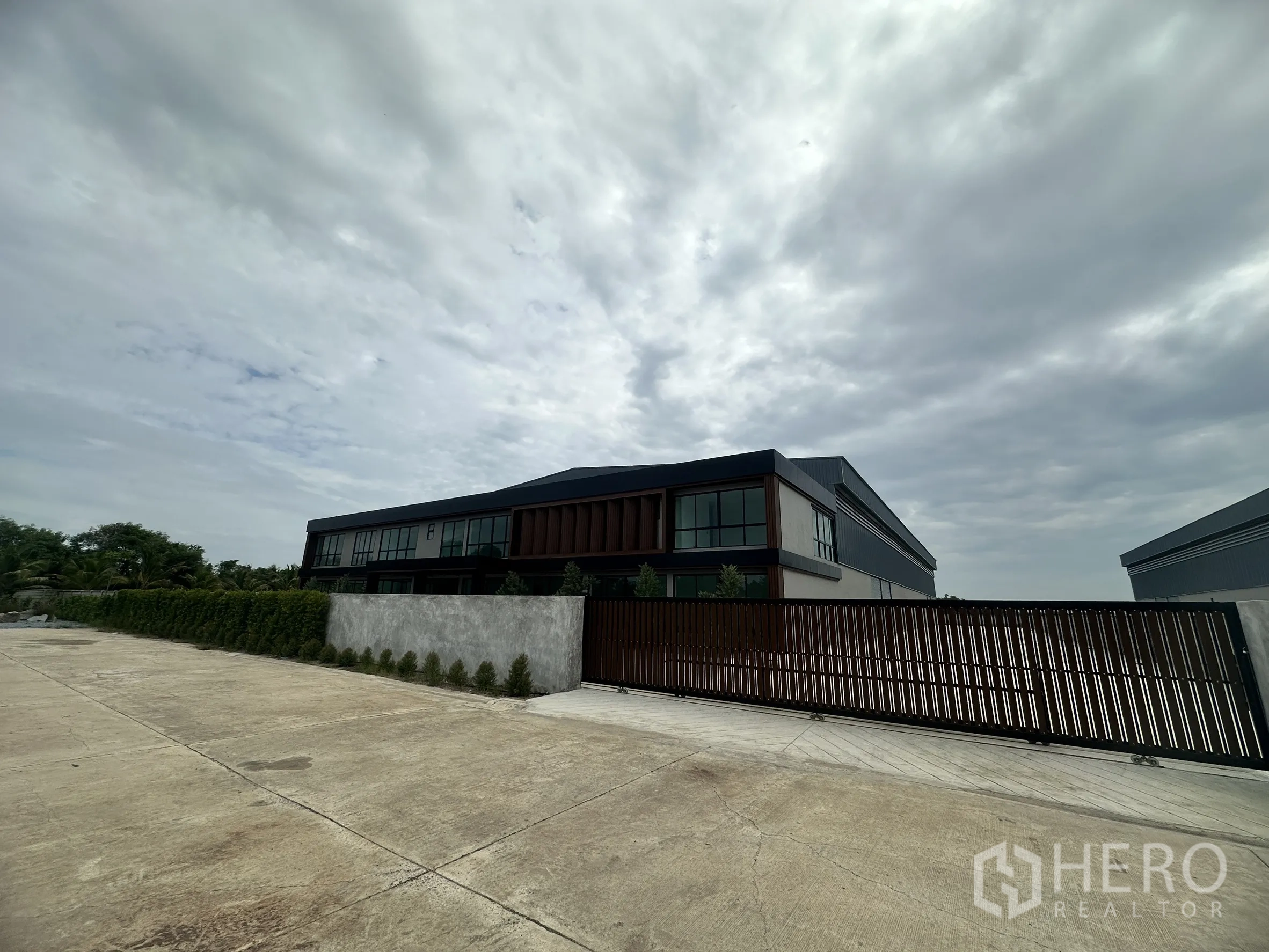 工厂 for rent or sale in Bang Len, Nakhon Pathom - 入口处的滑动大门与围墙，后方可见工厂及办公楼。