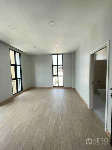 带办公室的家 出租在Bang Kapi, Bangkok - 明亮办公间，带套内卫生间与狭长高窗。
