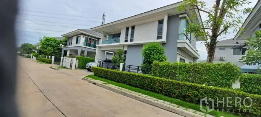 Detached House for rent in Lat Krabang, Bangkok - Corner view of the contemporary house exterior with a neat green front garden