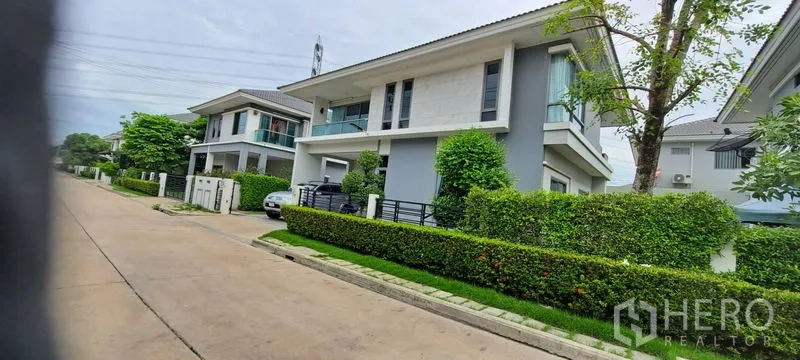 Detached House for rent in Lat Krabang, Bangkok - Corner view of the contemporary house exterior with a neat green front garden