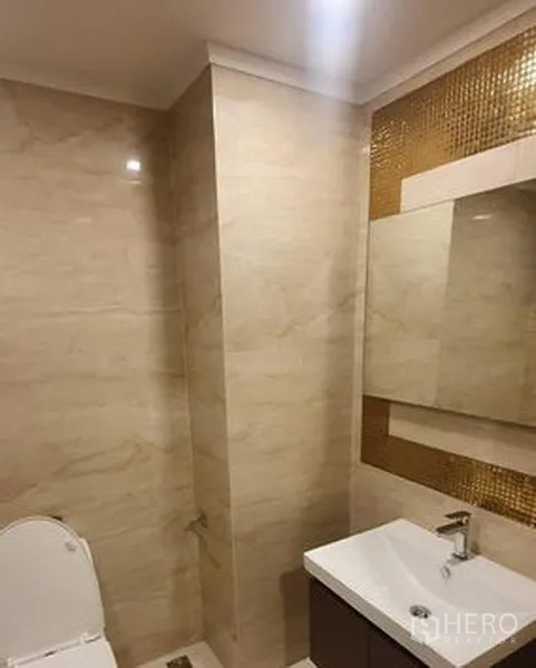 พื้นที่ขายปลีก ให้เช่าในWatthana, Bangkok - ห้องน้ำสไตล์โมเดิร์น กระเบื้องสีเบจ กระจกบานใหญ่ อ่างล้างหน้า แต่งโมเสกสีทอง